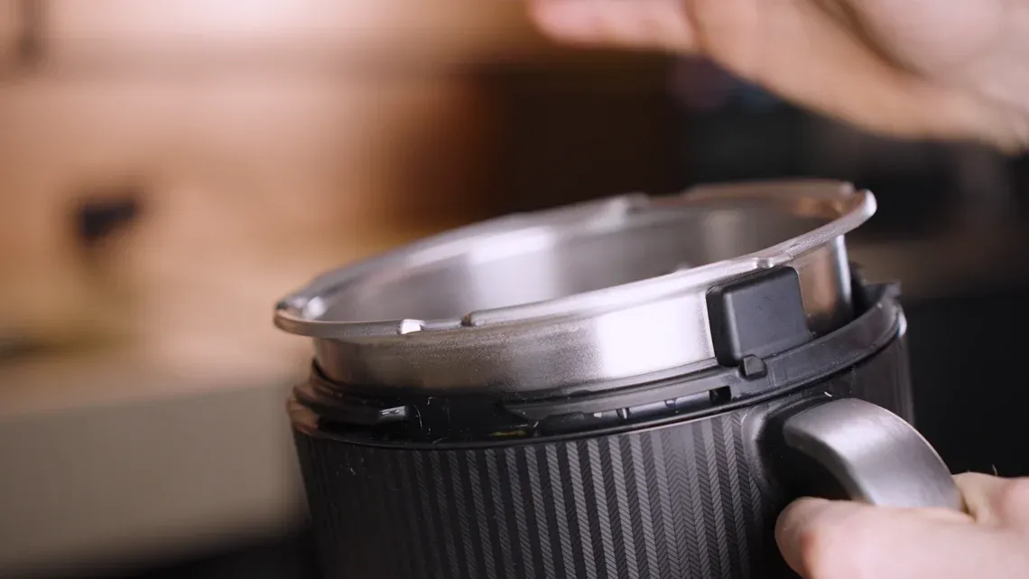 Lebensmittelreste sammeln sich oft in den Rillen des Deckelverschlusses an und erfordern eine manuelle Reinigung mit einer Bürste.