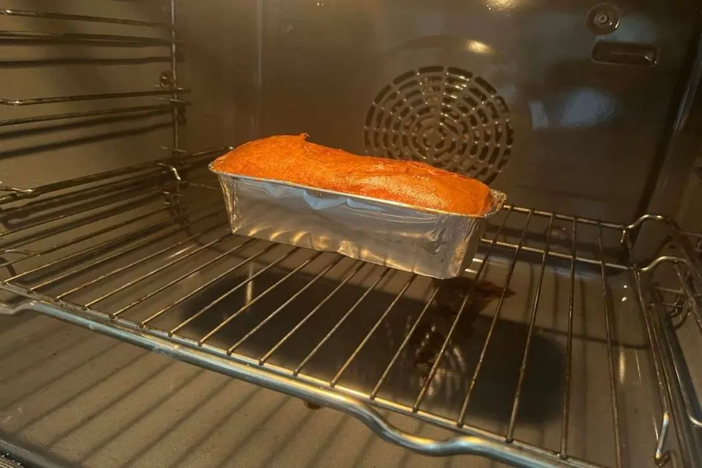 Leberkäse wird im Ofen knusprig gebacken, mit schöner Krustenentwicklung