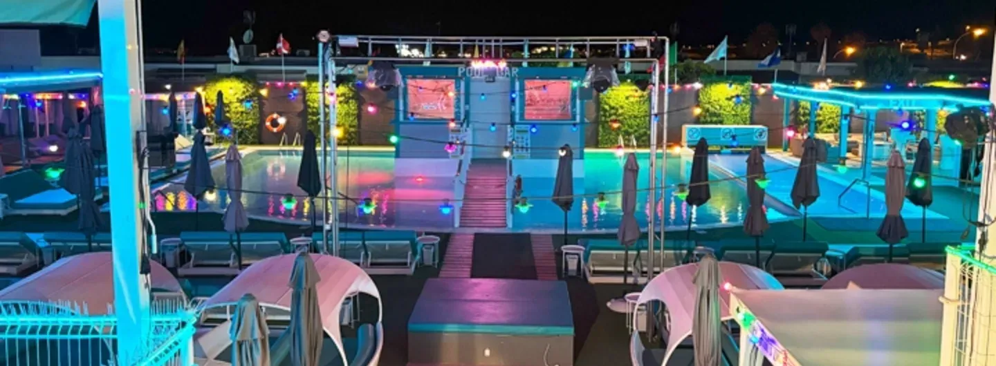 Lebhafte Pool-Party mit Palmen auf Gran Canaria für Swingerreisen