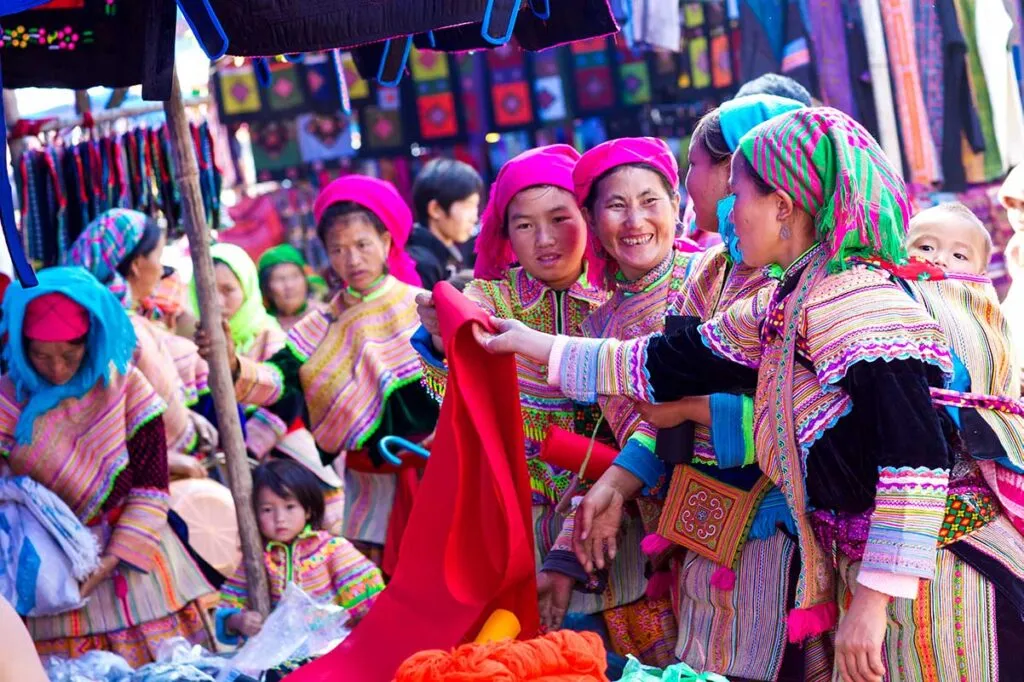 Lebhafter Bac Ha Markt mit farbenfroh gekleideten ethnischen Minderheiten, ein kulturelles Erlebnis in Nordvietnam