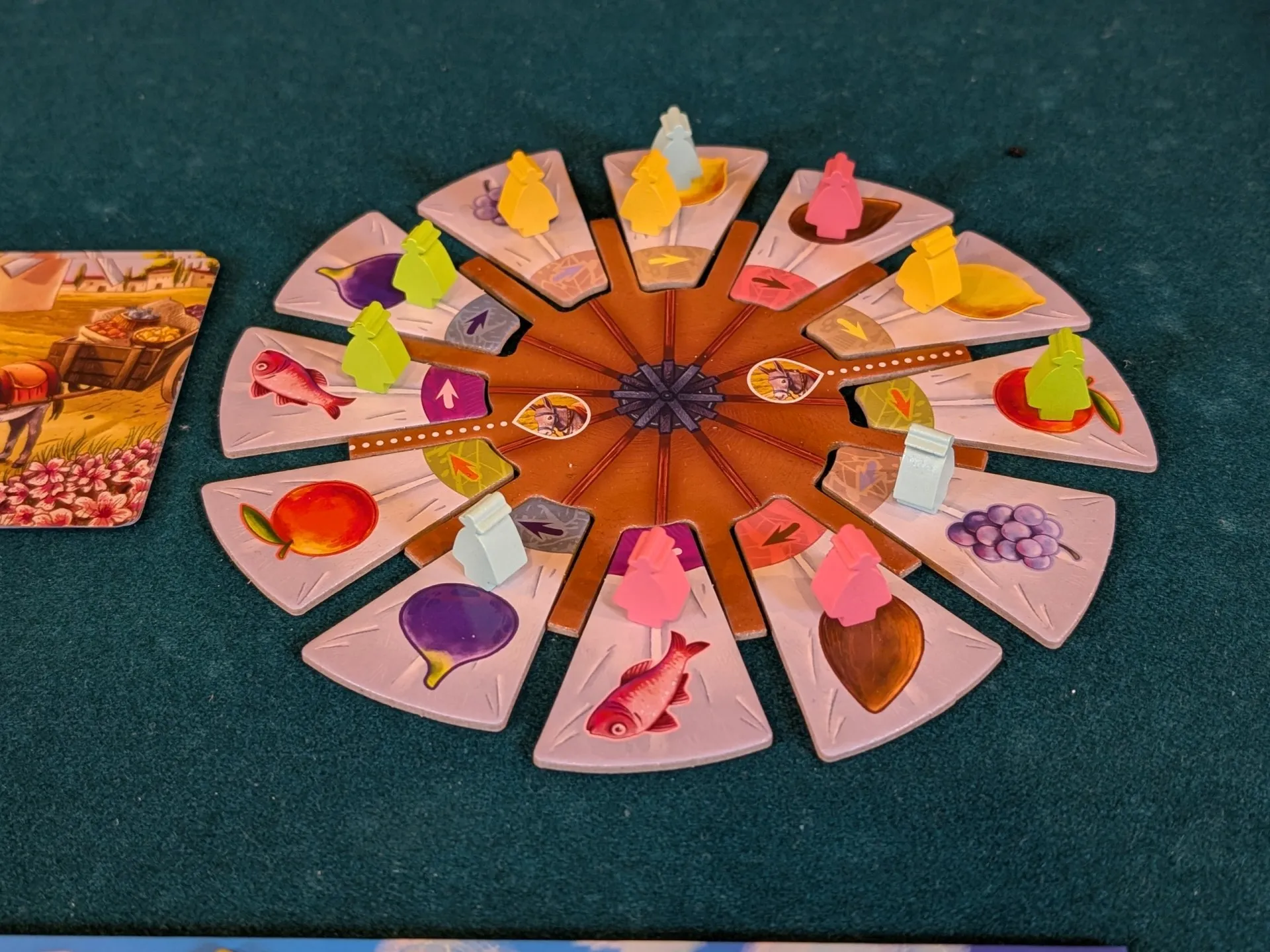 Lebhafter deutscher Wochenmarkt mit Bauern, die frische, saisonale Produkte wie Gemüse, Obst und Kräuter direkt von regionalen Höfen anbieten.