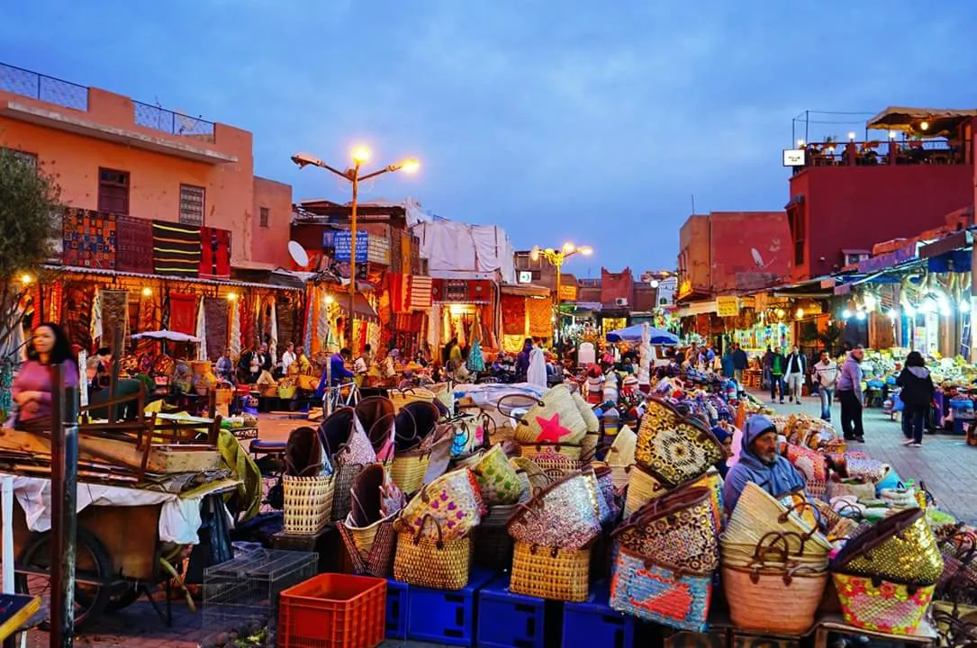 Lebhafter Souk in Marrakesch mit traditionellen marokkanischen Teppichen und Kunsthandwerk