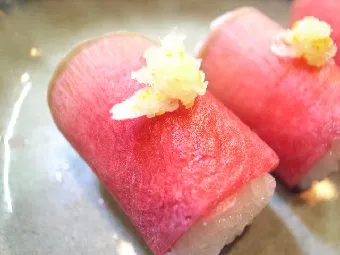 Lebhaftes Koushin-Daikon-Sushi mit intensivem Rot