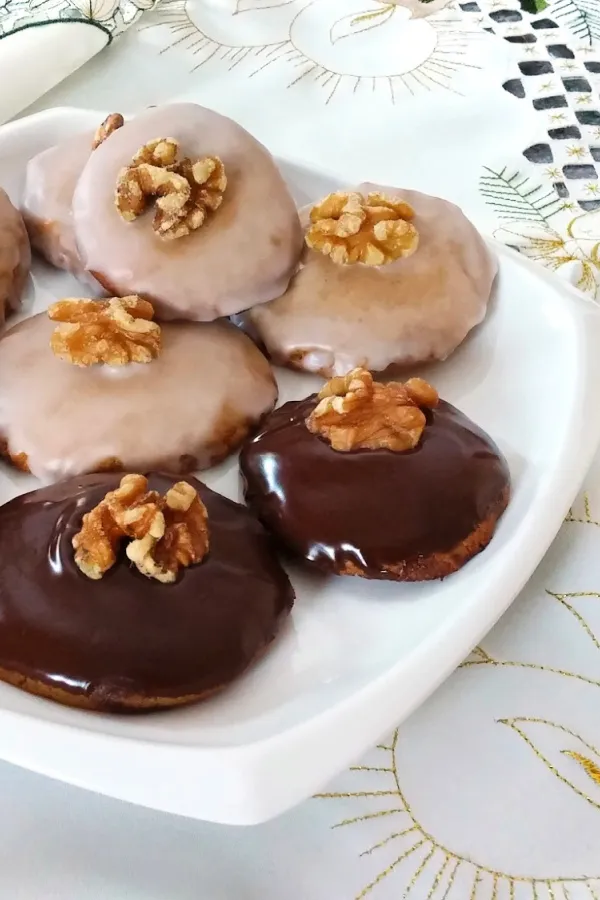 Lebkuchen mit Schokoladenüberzug und Mandeln