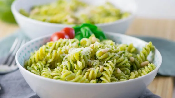Leckere-Basilikum-Pesto-Pasta-3-735x413