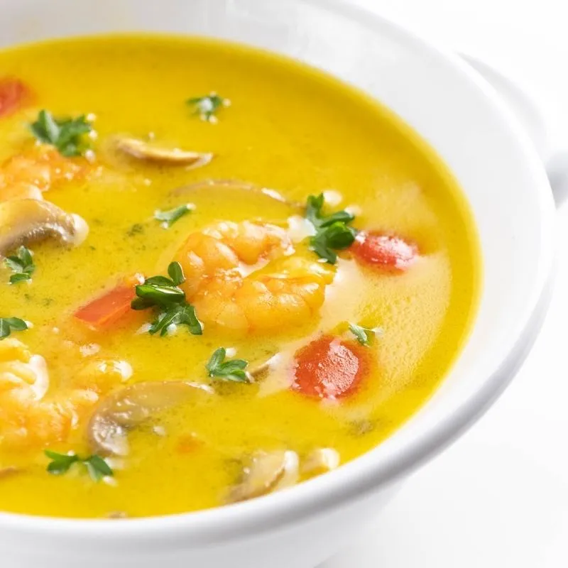 Leckere Keto Garnelen-Curry Suppe mit Kokosmilch zum Low Carb Abendessen