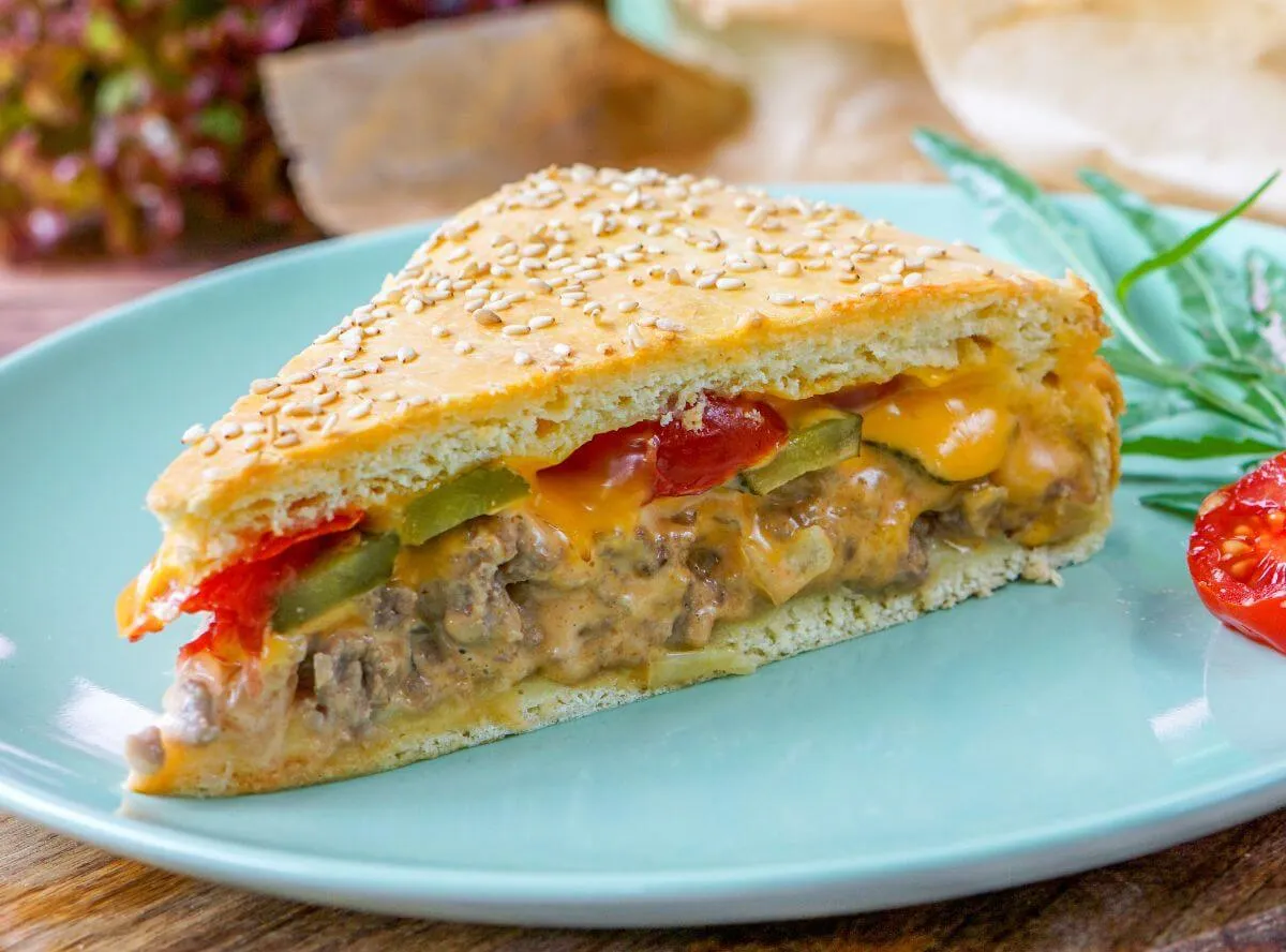 Leckere Ofenburger mit frischem Salat