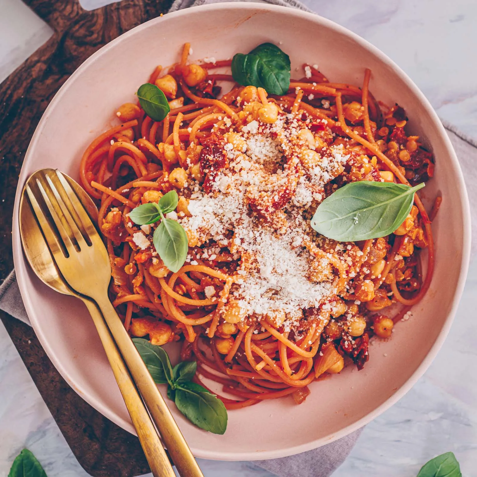 Leckere Protein Pasta mit Kichererbsen, Linsen und frischen Kräutern in einer weißen Schüssel