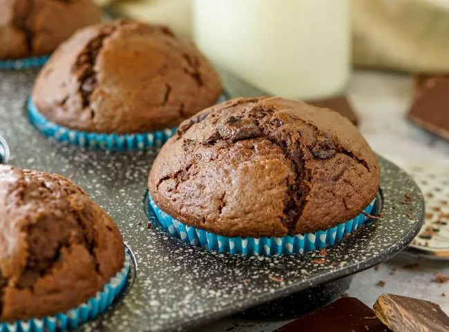 Leckere Schokomuffins mit vielen Schokostückchen, perfekt als süßer Snack für den 3. Geburtstag und einfach zu essen.