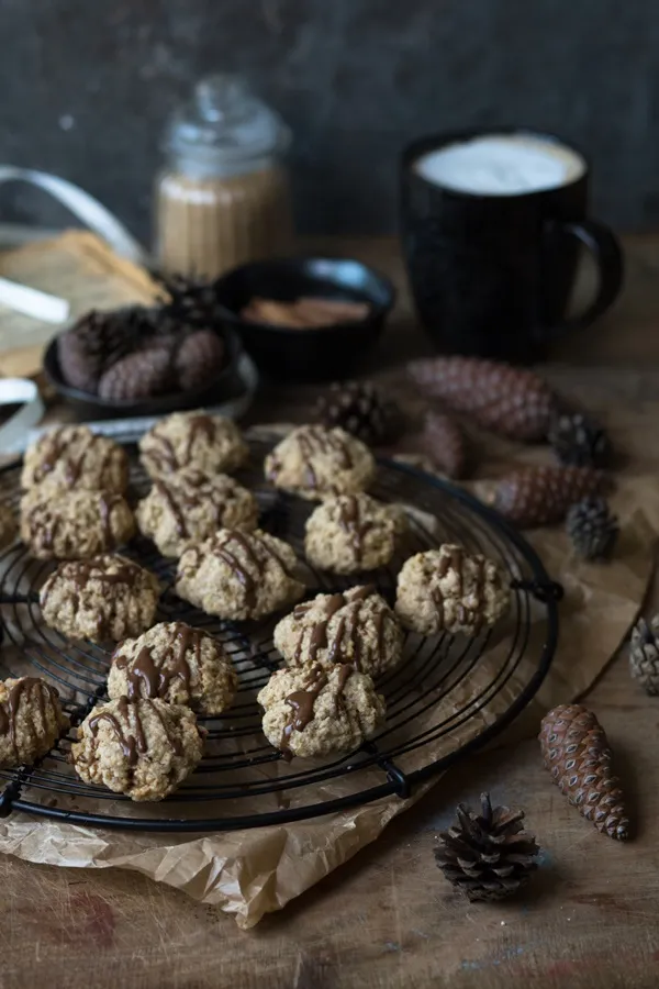 Leckere Zimt-Haferflocken-Plätzchen auf einem Backblech, ein schnelles Weihnachtsgebäck