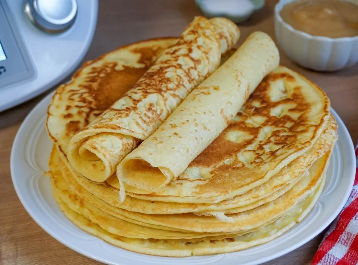 Leckerer, goldbrauner Pfannkuchen, appetitlich angerichtet, der im Thermomix zubereitet wurde