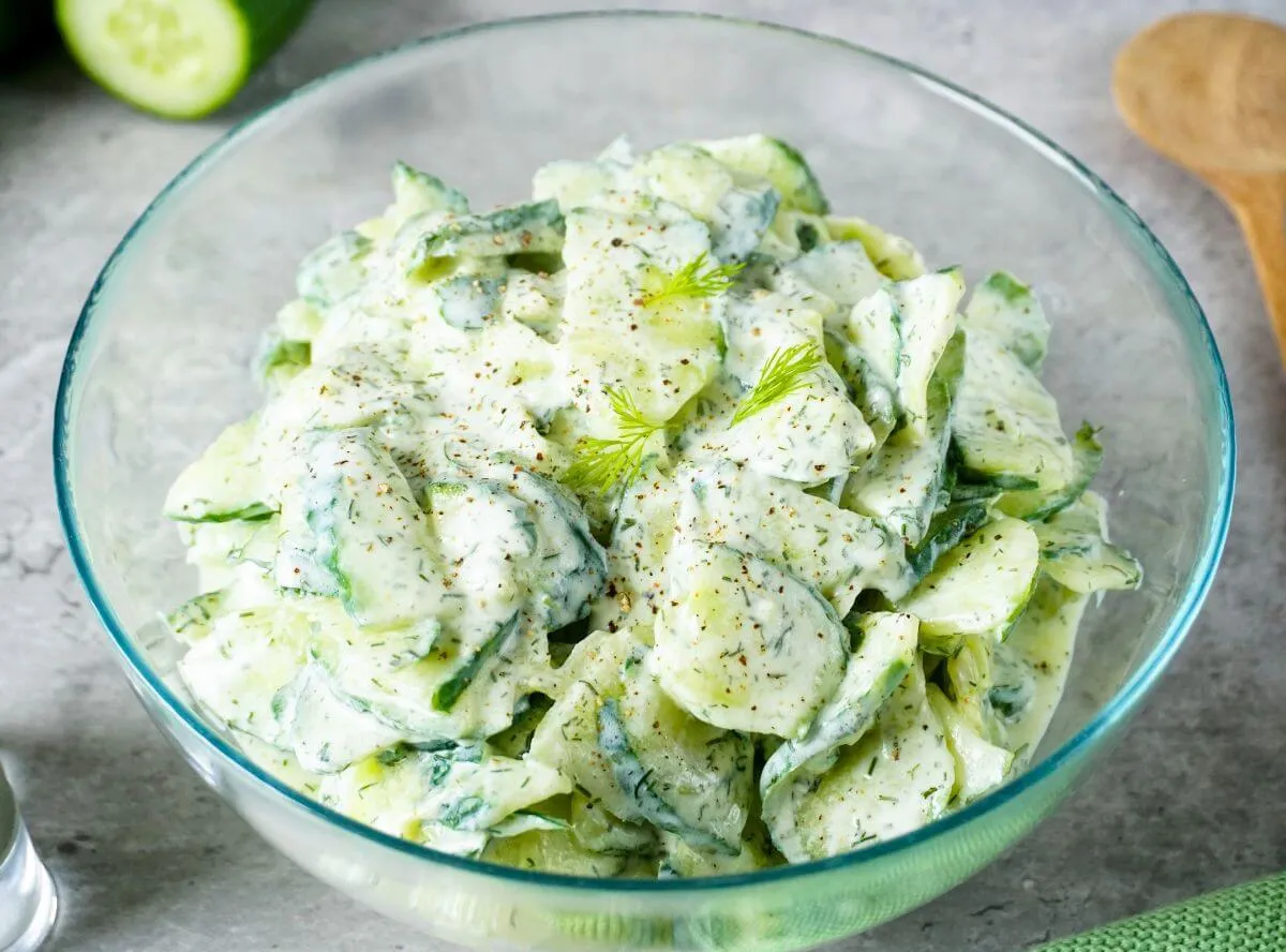 Leckerer Gurkensalat mit Joghurt Dressing und Dill