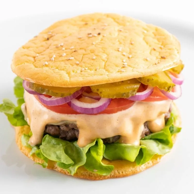 Leckerer Keto Oopsie-Hamburger mit kohlenhydratarmen Burger Buns