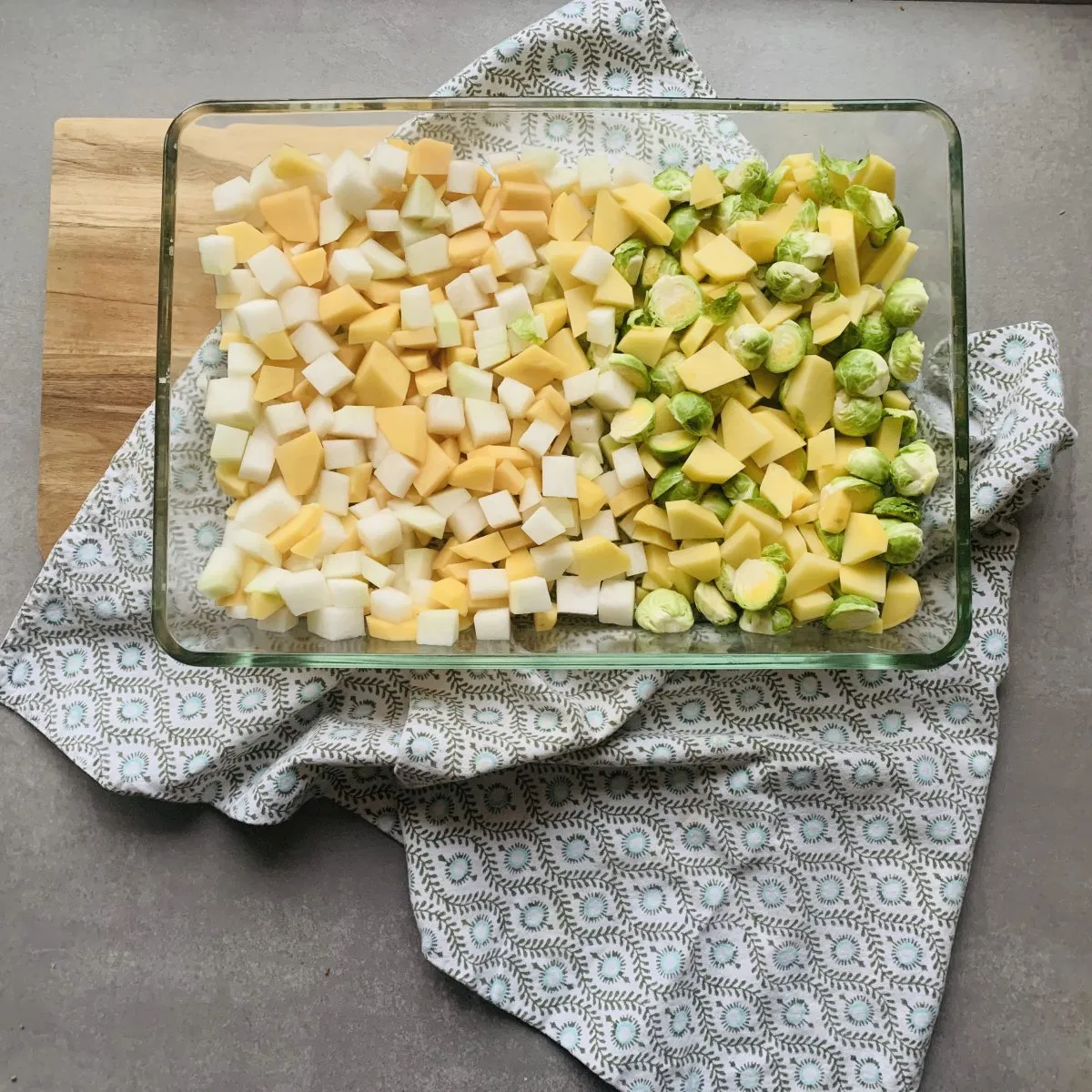 Leckerer Kohlrabi-Auflauf mit Käse überbacken, ein beliebtes deutsches Gemüsegericht für die Familie