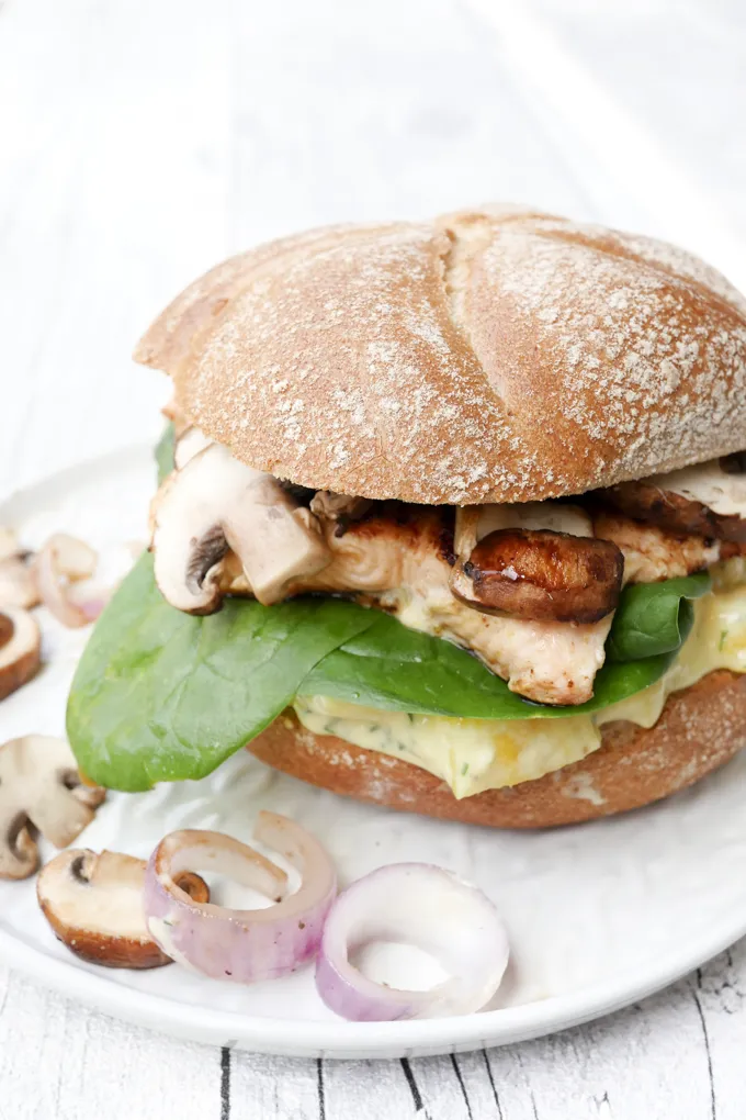 Leckerer Lachs-Ananas-Burger mit Champignons als SmartPoints-freundliches Mittagessen