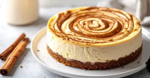 Leckerer Low-Carb Zimtschnecken-Käsekuchen auf einem weißen Teller, ideal zum Abnehmen und gesunden Genuss.