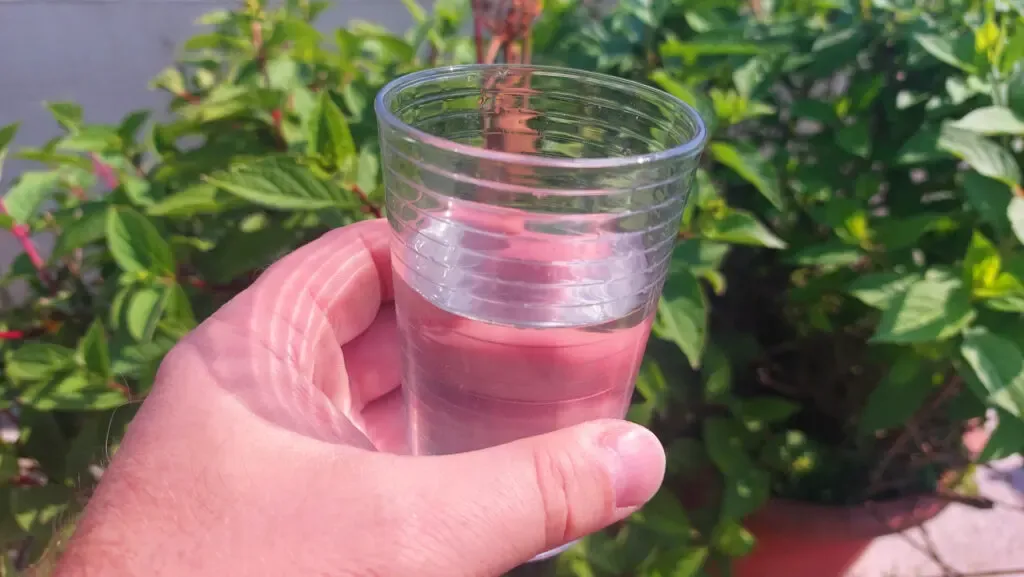 Leckeres Getränk. Kaltes Wasser mit einem Schuss Waldmeistersirup.