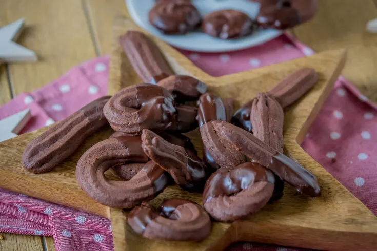 Leckeres Schokoladen Spritzgebäck, ein Klassiker der deutschen Weihnachtsbäckerei.