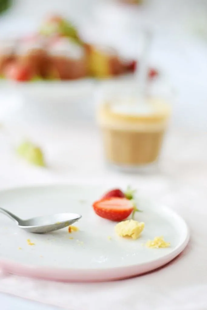 Leerer Kuchenteller und Gabel, ein Zeichen dafür, wie köstlich der Kuchen mit wenig Zutaten war.