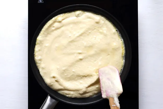 Leichter Kaiserschmarrn Teig braten