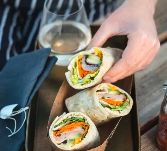 Leichter Sommer-Burrito gefüllt mit Räucherlachs und frischem Dill