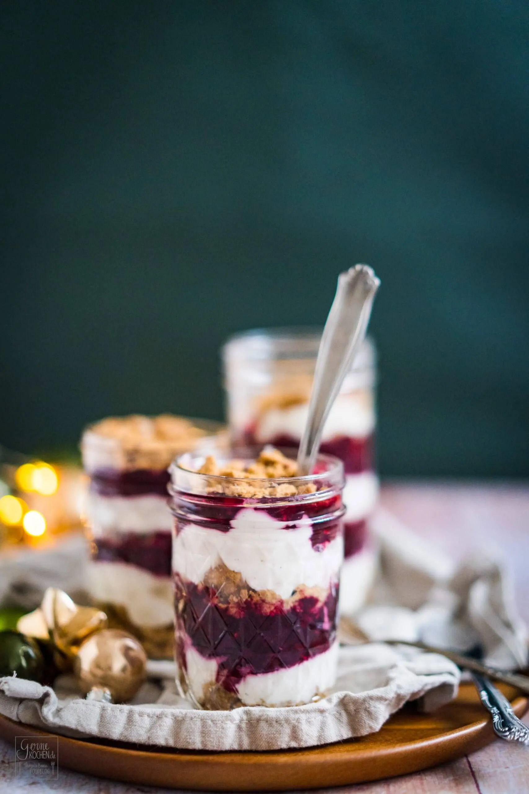 Leichtes Advents-Tiramisu mit frischen Beeren und Spekulatiusbröseln in Gläsern
