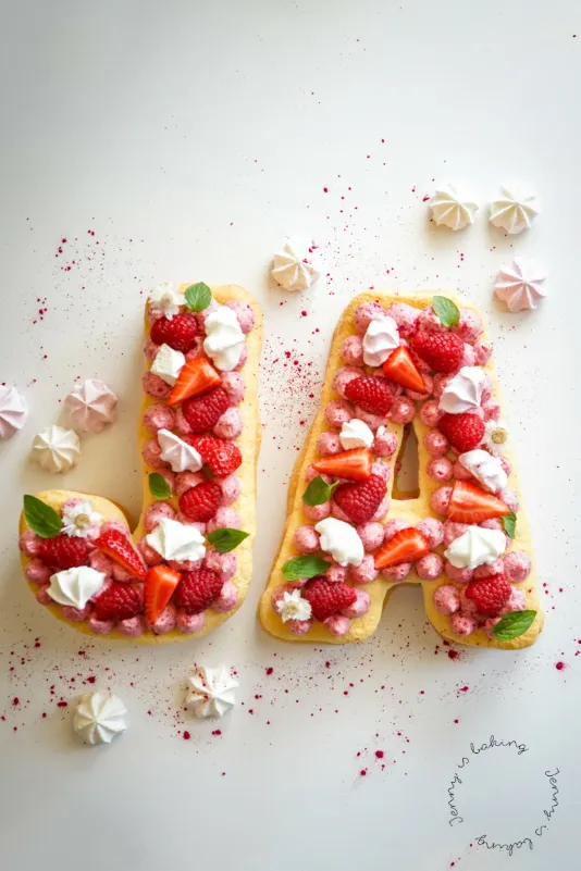 Letter-Cake mit Biskuit und Himbeercreme