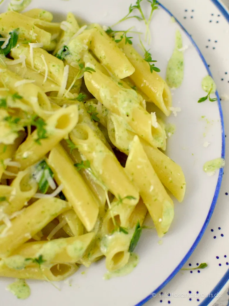 Leuchtend grüne Bärlauch Pasta in einer rustikalen Schüssel