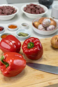 Leuchtend rote Paprika, eine essentielle Zutat für authentisches ungarisches Gulasch.