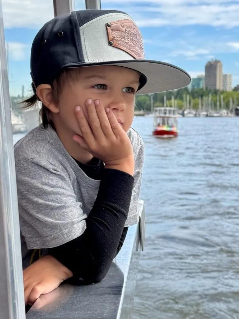 Liam genießt die Fahrt mit dem Aquabus entlang des False Creek in Vancouver.