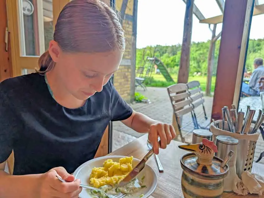 Liebevoll gedeckter Tisch mit Bio-Speisen im Restaurant des Naturhotels