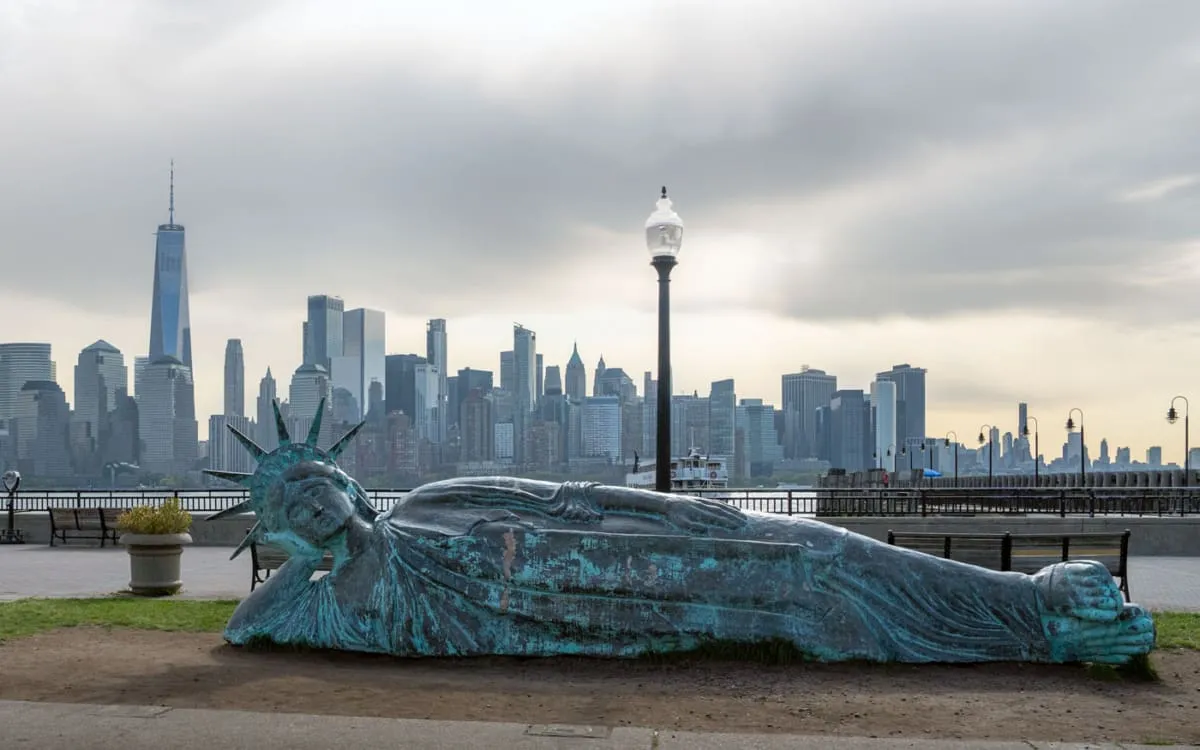 Liegende Freiheitsstatue New York (New Jersey im Liberty State Park)