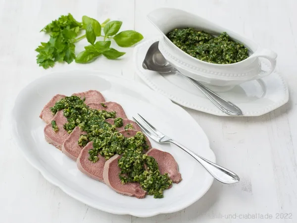 Lingua di Vitello con Salsa Verde, eine traditionelle italienische Vorspeise, die den Gaumen auf die Hauptgerichte vorbereitet.