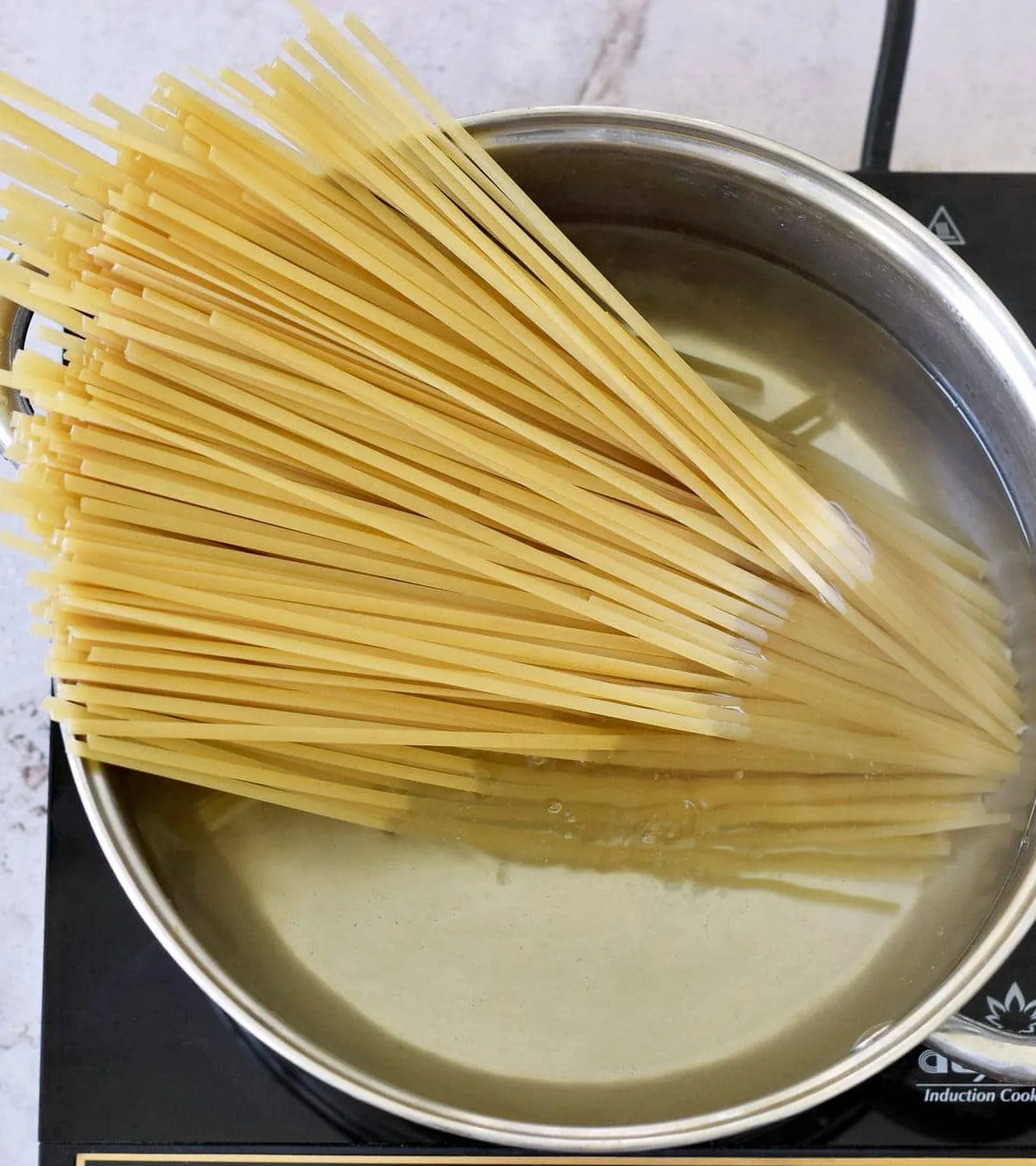 Linguine in einem großen Topf mit Wasser