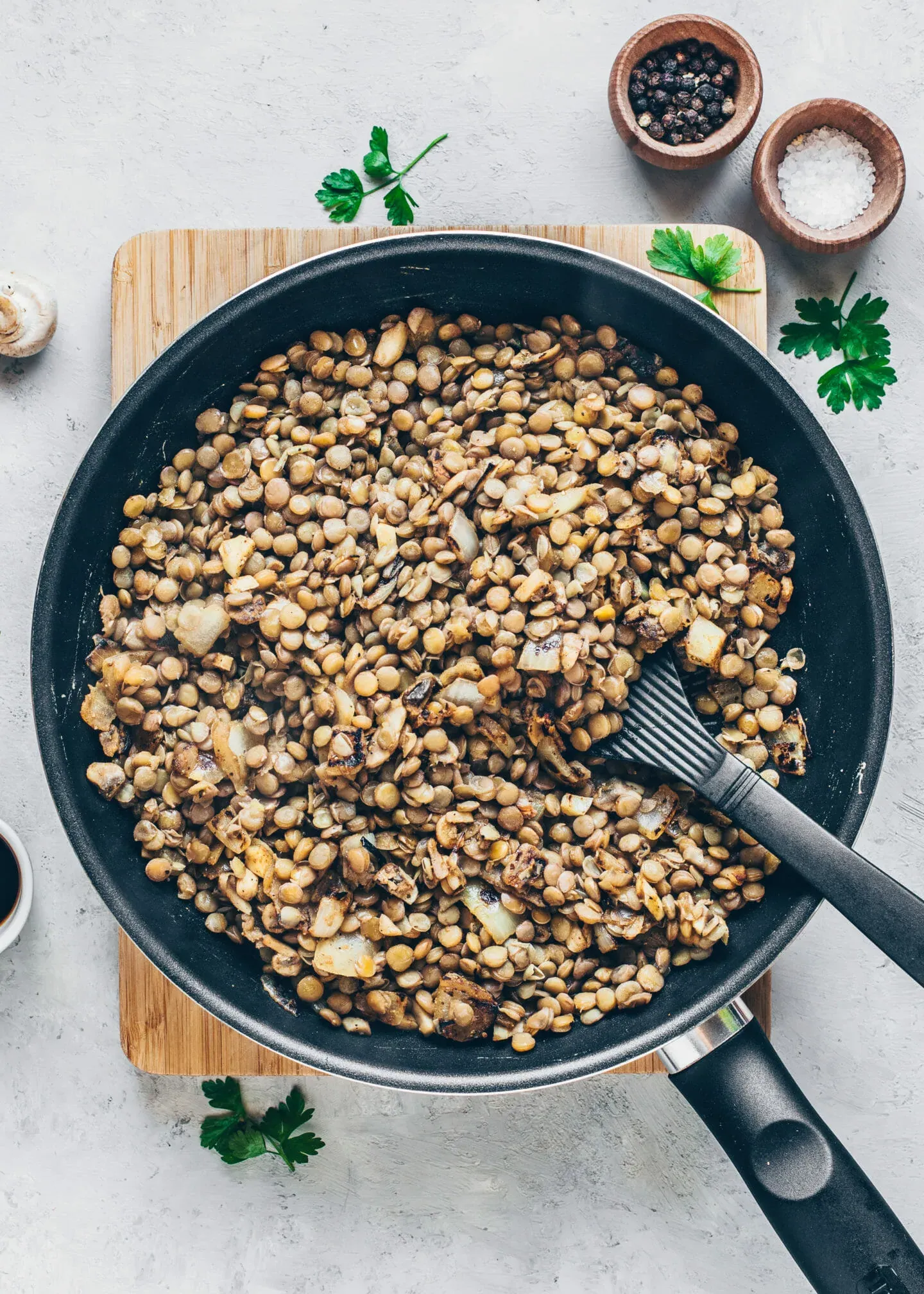 Linsen, Zwiebeln, Knoblauch und Pilze nach dem Anbraten in der Pfanne