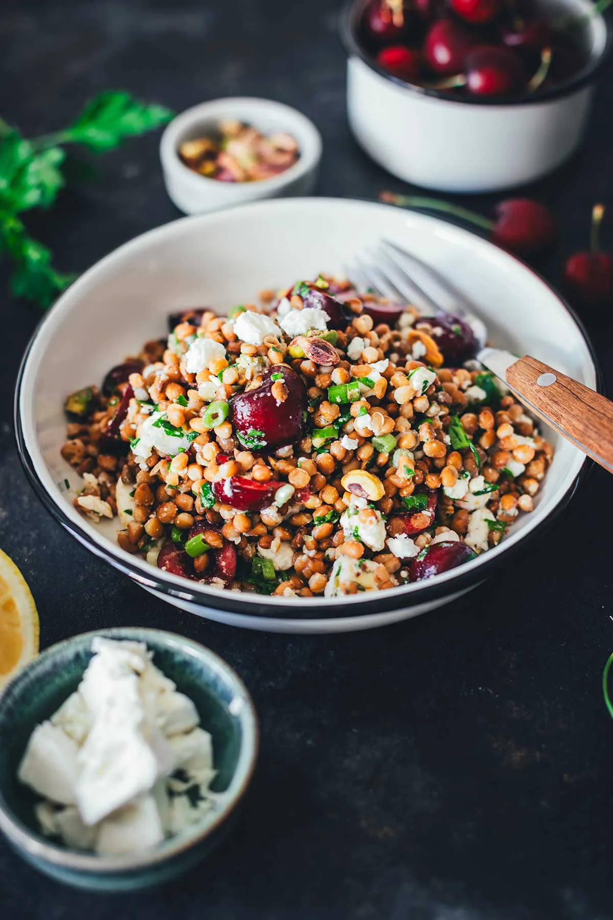 Linsensalat mit Kirschen und knusprigen Pistazien, eine schmackhafte Option für gesunde Sommerrezepte