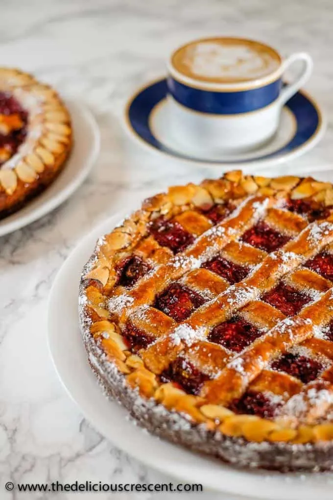 Linzer Torte mit Kaffee auf weißem Teller
