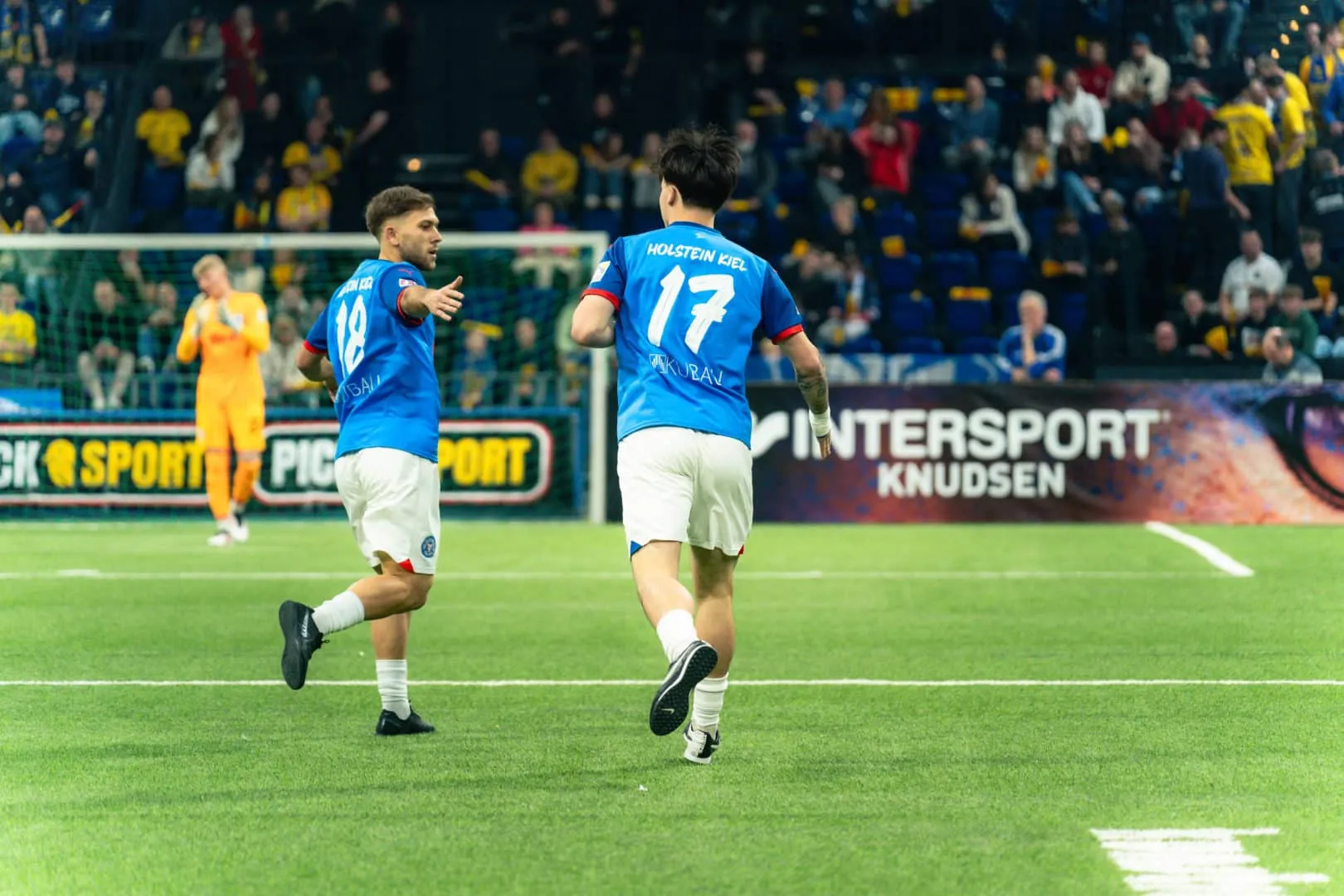 Lio Rothenhagen, Torhüter der Holstein Kiel U23, in voller Konzentration während des Spiels