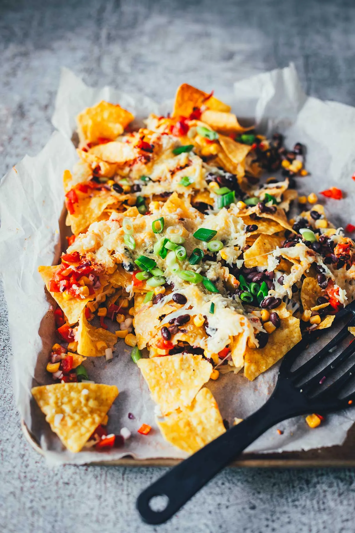 Loaded Nachos aus der Heißluftfritteuse mit Käse und frischen Toppings