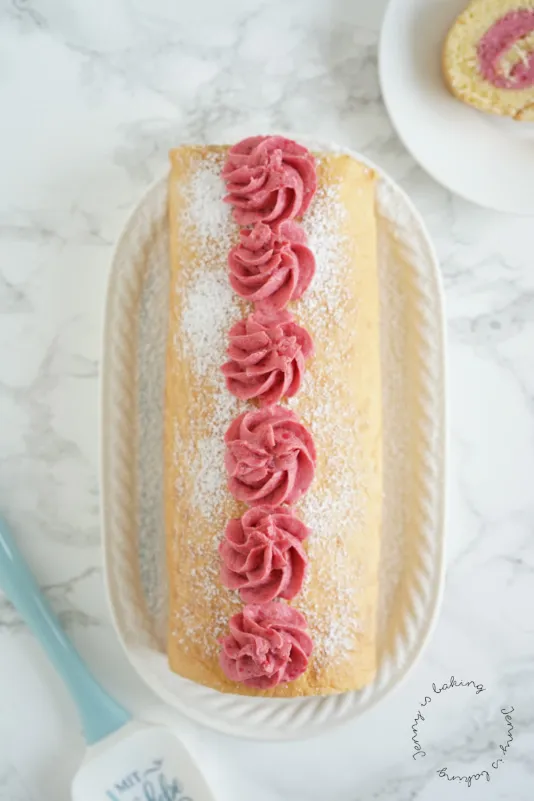 Lockere Himbeer-Biskuitrolle