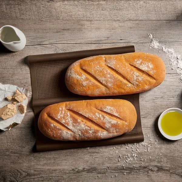 Lockerer Ciabatta-Teig nach der ersten Gehzeit in einer Silikon-Ciabatta-Backmatte.