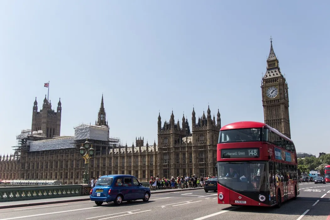 London Tower Bridge mit blauem Himmel