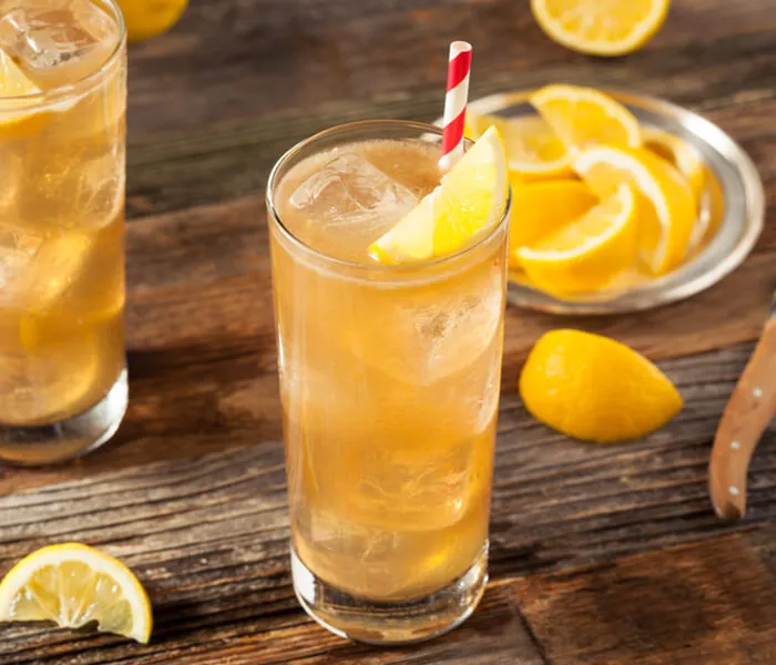 Long Island Iced Tea Longdrink mit Zitrone