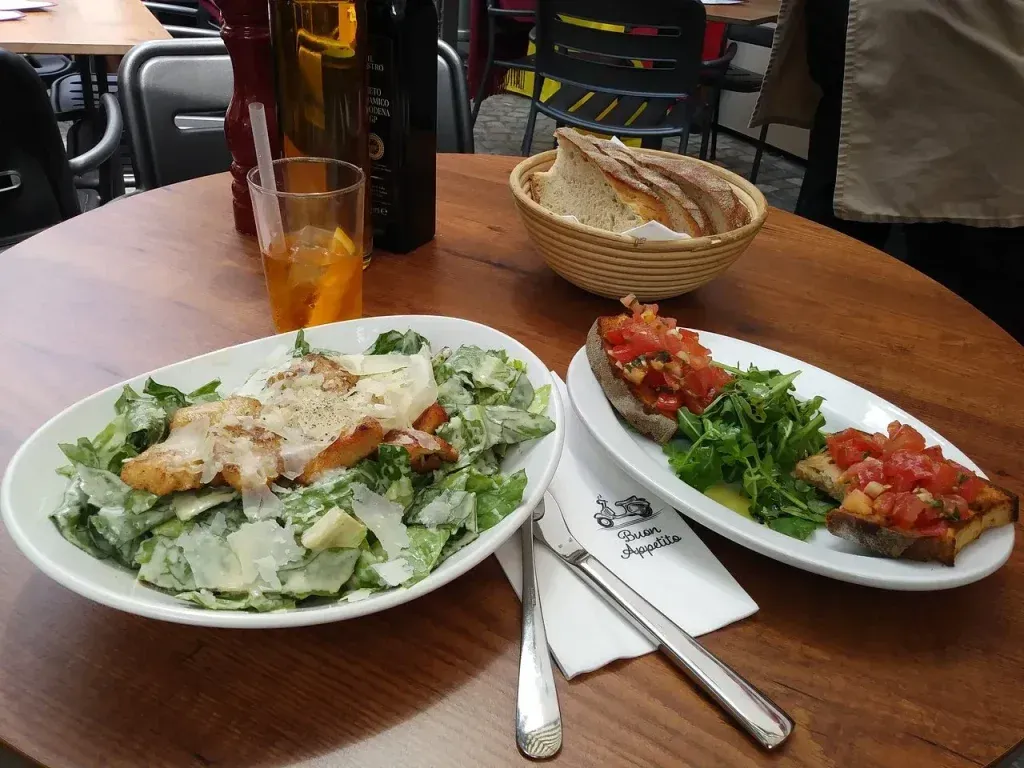 L'Osteria Insalatone Speisekarte: Frische Salate mit Quinoa und Avocado für eine leichte Mahlzeit.