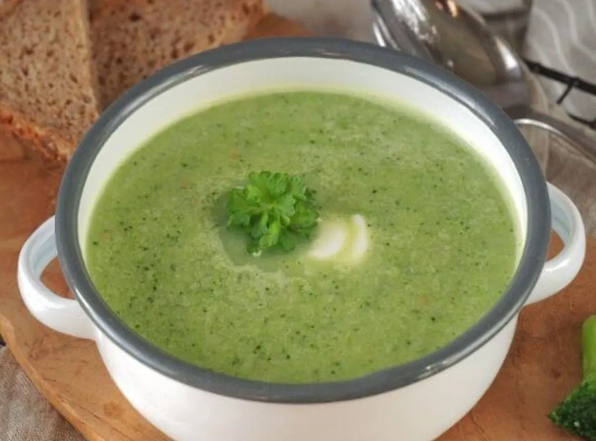 Low Carb Brokkolisuppe mit frischer Petersilie