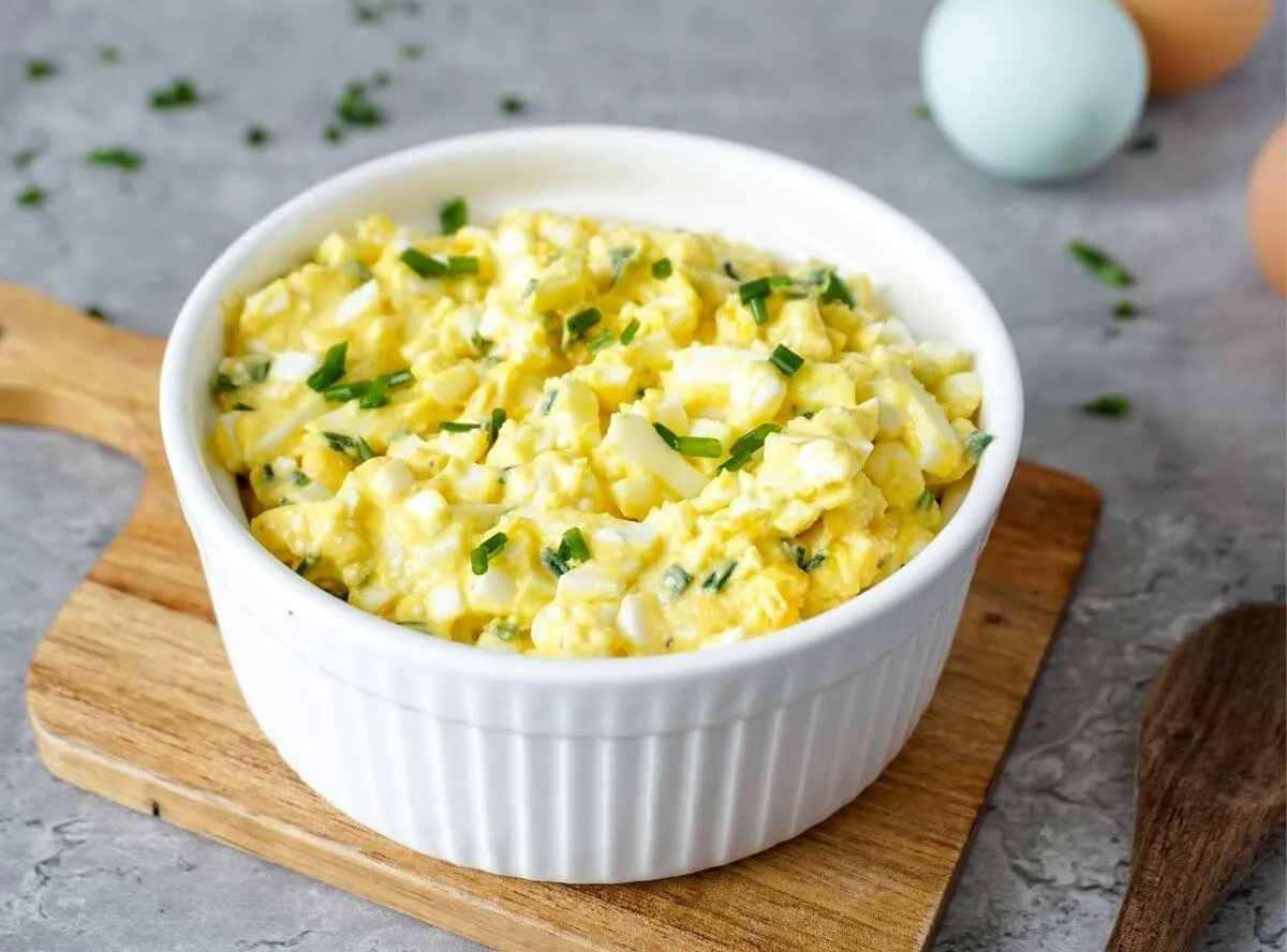 Low Carb Eiersalat mit frischen Kräutern in einer Schale, ideal für eine bewusste Ernährung
