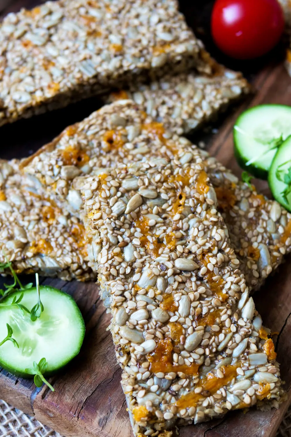 Low Carb Knäckebrote mit Sonnenblumenkernen und Sesam auf dem Holzbrett