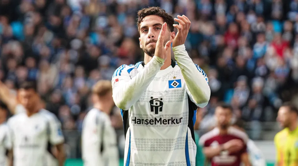Ludovit Reis vom HSV im Trikot, diskutiert über seinen möglichen Wechsel zu Club Brügge laut Bild-Bericht