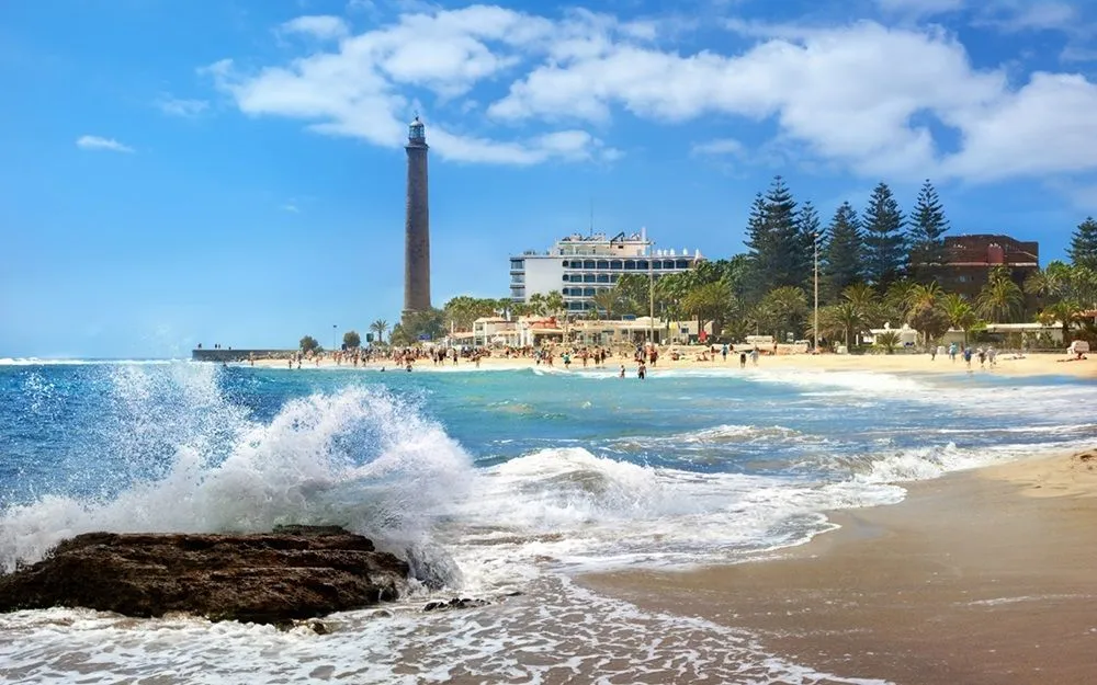 Luftaufnahme der vielfältigen Landschaft Gran Canarias mit Küste und Bergen, ein ideales Reiseziel der Kanarischen Inseln.