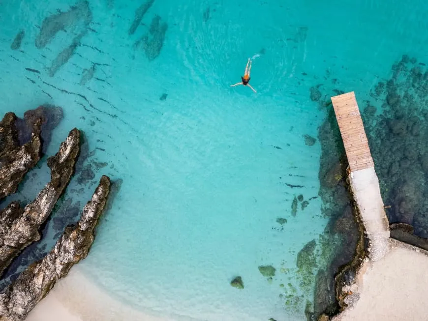 Luftaufnahme des kristallklaren, türkisfarbenen Meeres vor Ksamil, Albanien, das an die Malediven erinnert.
